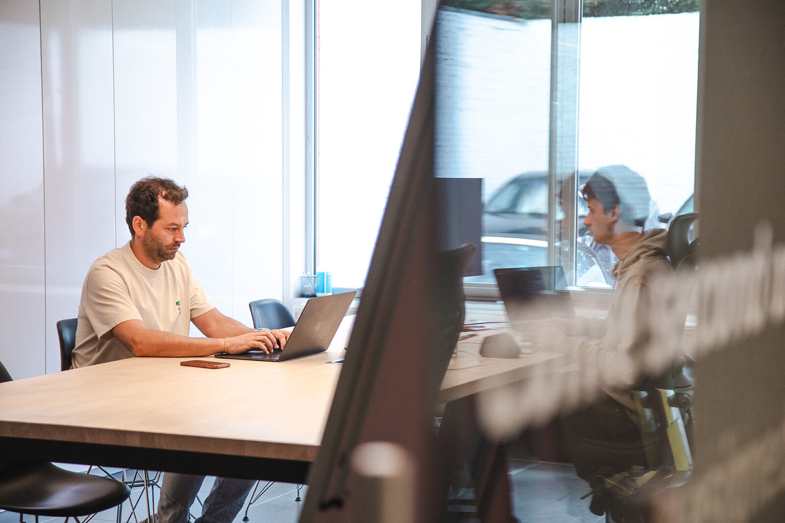 Het team van Aware tijdens een vergadering