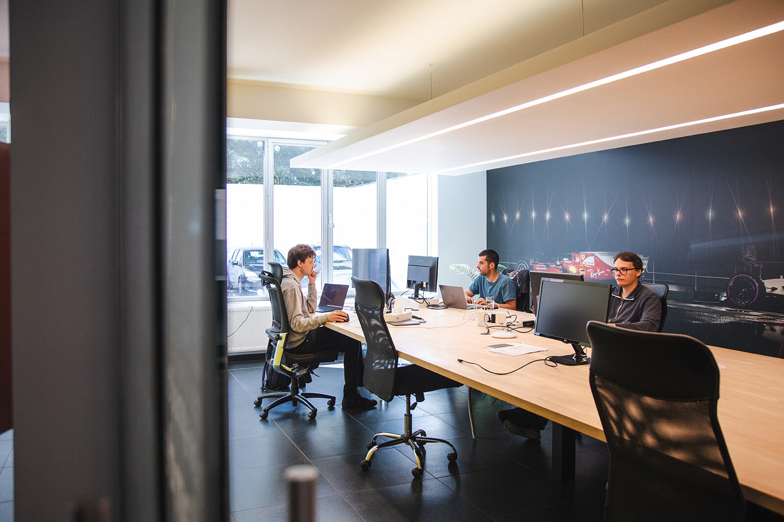 Het team van Aware tijdens een vergadering